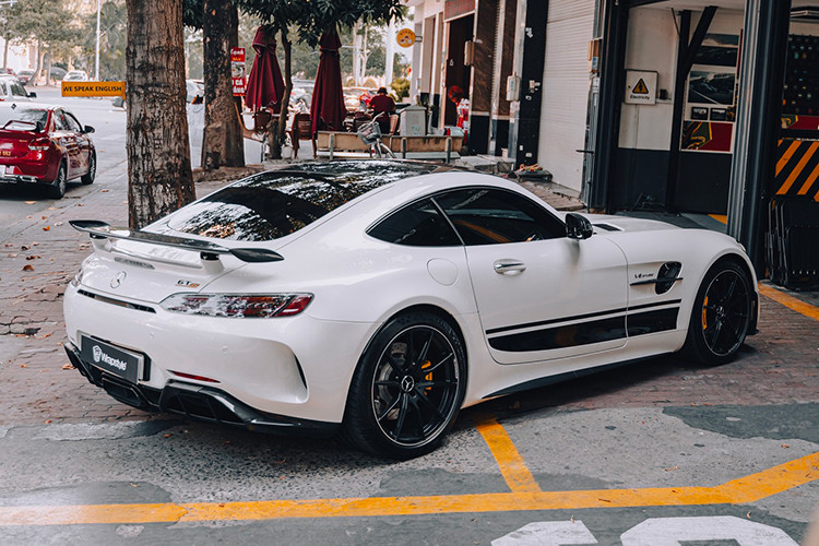 Ngoài có động cơ khủng, xe còn được trang bị nhiều công nghệ an toàn tiên tiến như: ga tự động thích ứng, hệ thống treo AMG Drive Control, hệ thống lái trợ lực điện thể thao AMG, khóa vi sai chống trượt cho cầu sau AMG...