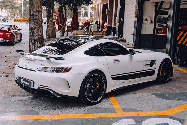 Ngoài có động cơ khủng, xe còn được trang bị nhiều công nghệ an toàn tiên tiến như: ga tự động thích ứng, hệ thống treo AMG Drive Control, hệ thống lái trợ lực điện thể thao AMG, khóa vi sai chống trượt cho cầu sau AMG...