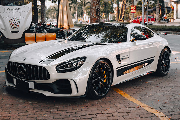 Xe có hệ thống điều khiển lực kéo 9 cấp độ AMG Traction Control, hệ thống cảm biến hỗ trợ đỗ xe, hệ thống an toàn Pre-Safe, phanh ABS, hỗ trợ lực phanh khẩn cấp, chống trượt khi tăng tốc ASR, hỗ trợ khởi hành ngang dốc...