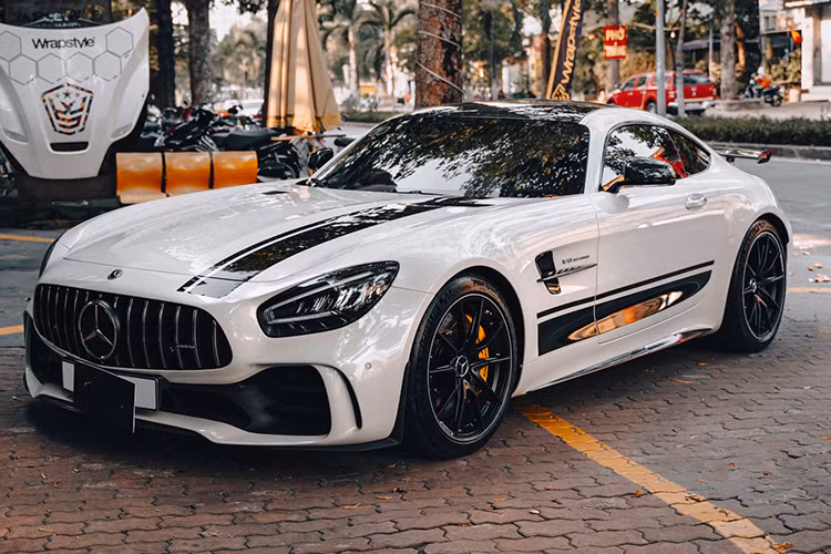 Xe có hệ thống điều khiển lực kéo 9 cấp độ AMG Traction Control, hệ thống cảm biến hỗ trợ đỗ xe, hệ thống an toàn Pre-Safe, phanh ABS, hỗ trợ lực phanh khẩn cấp, chống trượt khi tăng tốc ASR, hỗ trợ khởi hành ngang dốc...