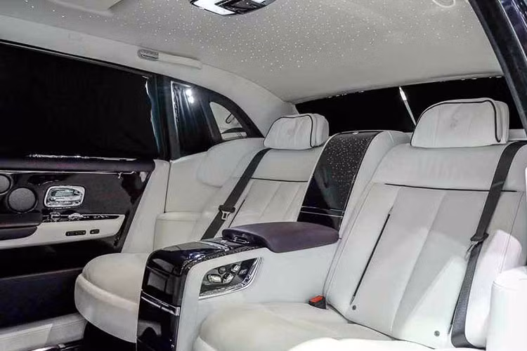 Đúng như phong cách truyền thống, hãng xe sang Rolls-Royce sẽ cho phép khách hàng lựa chọn những loại gỗ, chi tiết ốp trang trí và bất kỳ chất liệu nào cho chiếc Phantom 2018 của mình. Từ gỗ ốp mịn màng đến lụa thanh lịch, tất cả đều có thể xuất hiện bên trong Rolls-Royce Phantom 2018 theo ý khách hàng.