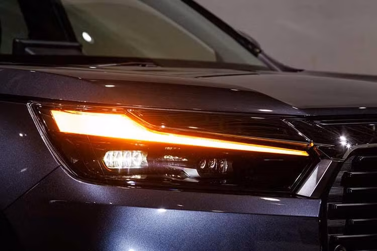 Nằm bên trong hốc bánh này là bộ vành hợp kim 17 inch với thiết kế tương tự Honda City 2023. Trong khi đó, đèn sương mù của xe nằm ở hai góc cản trước. Phần đuôi xe mang đậm nét đặc trưng của thương hiệu, với cụm đèn hậu LED hình chữ L và cửa hậu cỡ lớn.