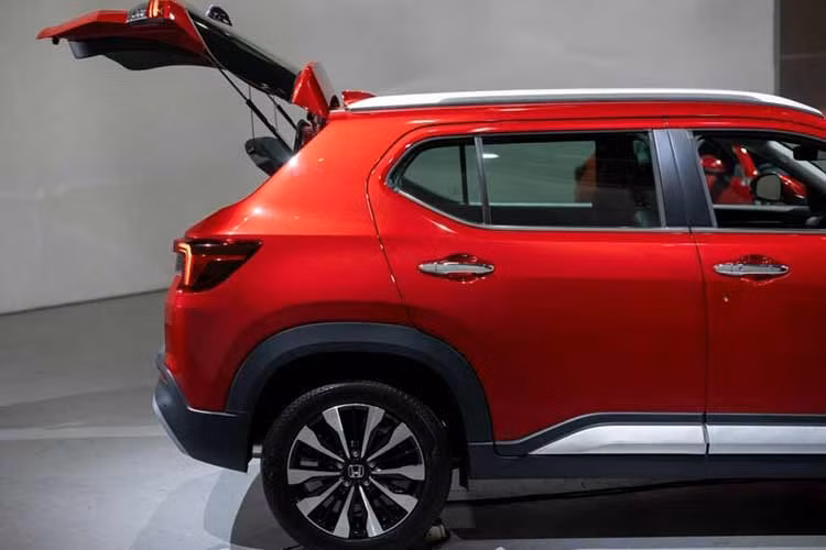 Tương tự các mẫu xe đời mới của Honda, WR-V cũng có gói an toàn chủ động Honda Sensing, nhưng chưa rõ danh sách tính năng cụ thể. Đây là lợi thế lớn của xe so với các đối thủ, bởi ở phân khúc này rất ít xe được trang bị gói công nghệ an toàn chủ động.