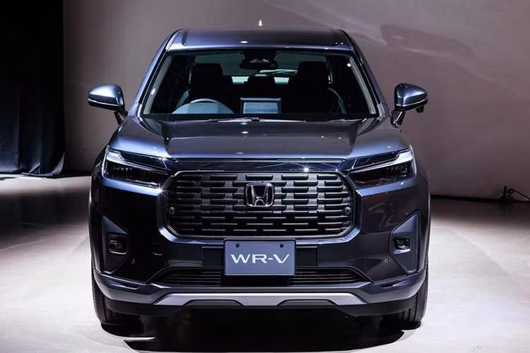 Honda WR-V 2024 có ngoại hình vuông vức hơn so với các mẫu HR-V và ZR-V. Điểm nhấn phần đầu xe là cụm lưới tản nhiệt cỡ lớn hình bát giác, nối liền với cụm đèn pha 2 bên bằng một dải chorme.