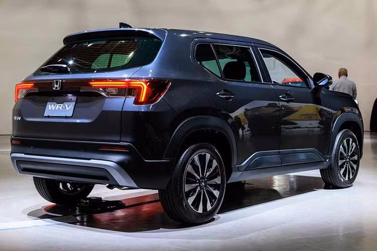 Thuộc phân khúc SUV đô thị hạng B, mẫu xe SUV Honda WR-V 2024 có kích thước tổng thể 4.312 x 1.790 x 1.650 mm (dài x rộng x cao) cùng với chiều dài cơ sở 2.650 mm. Xe có khoảng sáng gầm đạt mức 220 mm, cao hơn hầu hết các mẫu xe cùng kích cỡ. So với “người anh em” Honda Vezel, WR-V ngắn hơn 23 mm và cao hơn 70 mm.