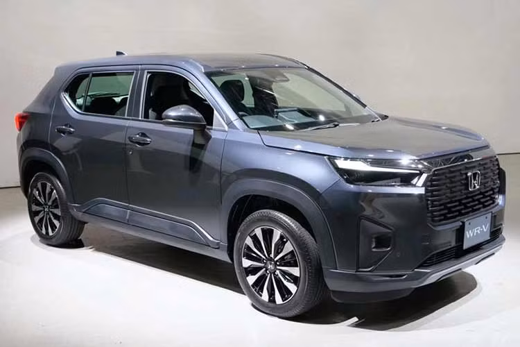 Sau khi ra mắt Ấn Độ vào hồi tháng 5 năm nay, Honda Elevate đã tiếp tục cập bến thị trường Nhật Bản và đổi tên thành Honda WR-V 2024 mới. Tuy có cùng tên gọi thế nhưng mẫu xe bán tại Nhật Bản không liên quan đến WR-V thế hệ thứ hai hiện đang được cung cấp tại các thị trường Đông Nam Á bao gồm Indonesia, Thái Lan và Malaysia.