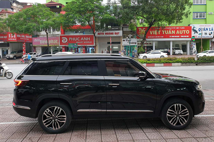 Được phát triển dựa trên cơ sở gầm bệ của mẫu xe Beijing Auto BJ20, xe SUV BAIC Q7 mới sở hữu chiều dài 4.655 mm, rộng 1.855 mm, cao 1.720 mm và chiều dài cơ sở 2.670 mm. Tuy nhiên, điều khiến chiếc xe này gây sự chú ý chính là nó mang đậm phong cách xe SUV hạng sang Range Rover Sport đình đám của thương hiệu Anh quốc.