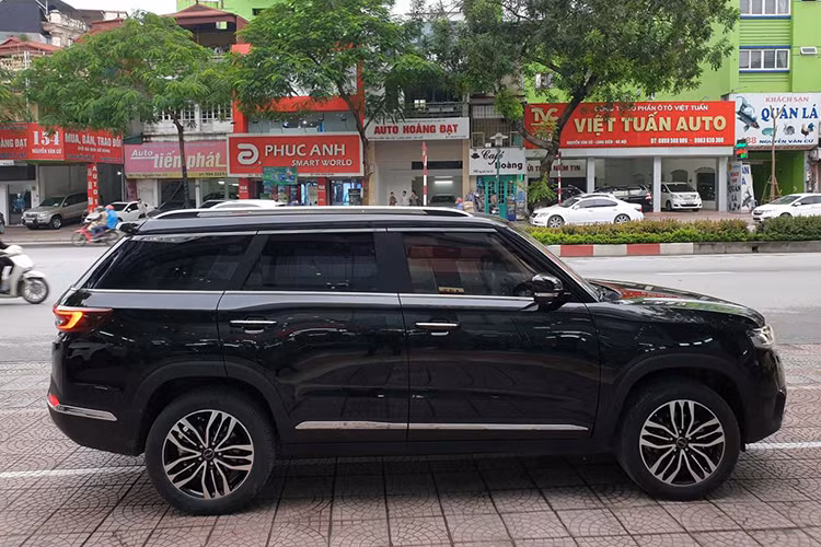 Được phát triển dựa trên cơ sở gầm bệ của mẫu xe Beijing Auto BJ20, xe SUV BAIC Q7 mới sở hữu chiều dài 4.655 mm, rộng 1.855 mm, cao 1.720 mm và chiều dài cơ sở 2.670 mm. Tuy nhiên, điều khiến chiếc xe này gây sự chú ý chính là nó mang đậm phong cách xe SUV hạng sang Range Rover Sport đình đám của thương hiệu Anh quốc.