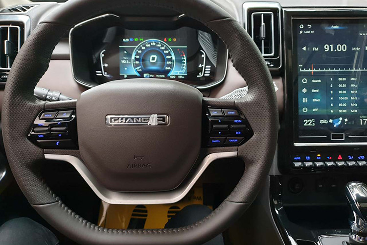 Xe cũng được trang bị nội thất với da nâu, gỗ giả. Các nút bấm và lỗ thông hơi máy lạnh được bố trí khá giống với chiếc xe SUV hạng sang Range Rover Sport. Ngay cả các chi tiết bên trong cũng cố làm giống xe sang, nhưng độ hoàn thiện thì chỉ ở mức độ hạng trung không được mượt mà.