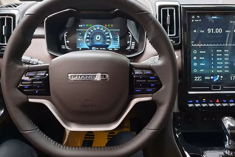 Xe cũng được trang bị nội thất với da nâu, gỗ giả. Các nút bấm và lỗ thông hơi máy lạnh được bố trí khá giống với chiếc xe SUV hạng sang Range Rover Sport. Ngay cả các chi tiết bên trong cũng cố làm giống xe sang, nhưng độ hoàn thiện thì chỉ ở mức độ hạng trung không được mượt mà.