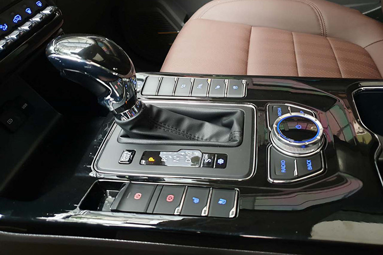 Về khả năng vận hành, trái tim của BAIC Q7 là khối động cơ MIVEC tăng áp 1.5L đến từ Mitsubishi, cho công suất tối đa đạt 150 mã lực và mô-men xoắn cực đại 210 Nm và hộp số vô cấp CVT. Thông số này không quá ấn tượng so với một mẫu xe có thân hình đồ sộ đi kèm trọng lượng toàn tải 1.900 kg như BAIC Q7.