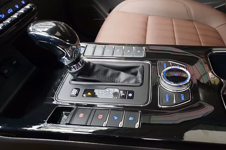 Về khả năng vận hành, trái tim của BAIC Q7 là khối động cơ MIVEC tăng áp 1.5L đến từ Mitsubishi, cho công suất tối đa đạt 150 mã lực và mô-men xoắn cực đại 210 Nm và hộp số vô cấp CVT. Thông số này không quá ấn tượng so với một mẫu xe có thân hình đồ sộ đi kèm trọng lượng toàn tải 1.900 kg như BAIC Q7.