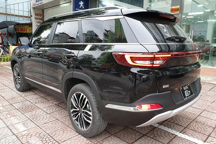 Thiết kế xe BAIC Q7 khá giống với một chiếc Range Rover, từ cách bố trí lưới tản nhiệt, kiểu dáng vuông vức cho đến dải kinh hông kéo dài đặc trưng. Logo xe cũng được gắn theo phong cách Range Rover. Nếu nhìn ngang, mẫu xe này dễ bị lầm tưởng là một chiếc Range Rover Sport.