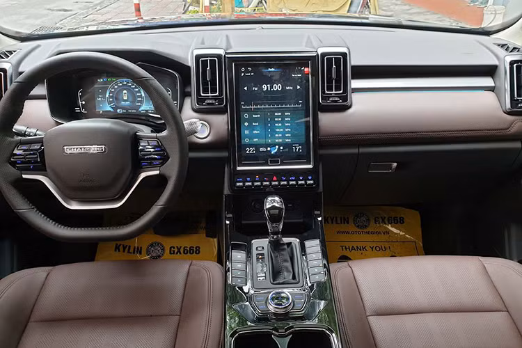 Trong khi đó, bố trí nội thất của BAIC Q7 lại là sự pha trộn giữa Range Rover (vô lăng) với Tesla (màn hình giải trí trung tâm 12 inch đặt dọc). Một vài tiện nghi khác có trên Q7 là bọc da, ghế lái chỉnh điện, có tích hợp sưởi và làm mát, cửa sổ trời toàn cảnh, đèn pha tự động, cần gạt mưa, điều hoà… Xe còn được trang bị cốp mở điện.