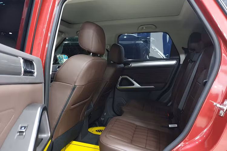 Các trang bị an toàn khác bao gồm; khởi hành ngang dốc, ga tự động cruise control, báo động chống trộm, khóa trẻ em an toàn, chìa khóa thông minh, cảm biến trước/sau, camera lùi, camera 360 độ, 6 túi khí an toàn…