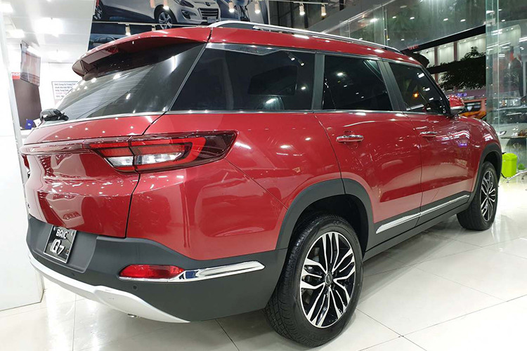 Giá xe BAIC Q7 tại Việt Nam là 658 triệu đồng - rẻ hơn 70 triệu đồng so với đối thủ "đồng hương" là Zotye Z8 đang bán ra. Xe sở hữu diện mạo không khác gì mẫu SUV hạng sang đến từ Anh Quốc Range Rover tiền tỷ. Hiện mẫu xe này chỉ được phân phối ở nước ta với cấu hình 5 chỗ.