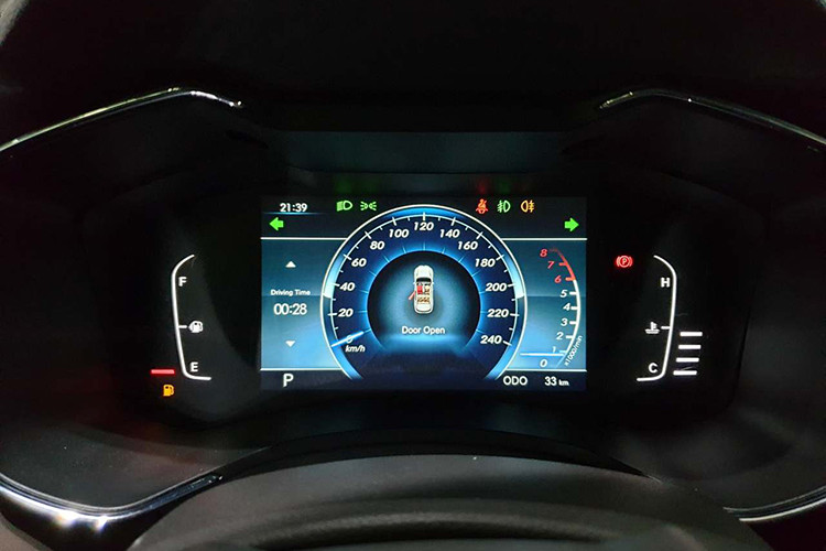 BAIC Q7 sở hữu danh sách hệ thống an toàn khá dài bao gồm: phanh chống bó cứng ABS, phân bổ lực phanh điện tử EBD, kiểm soát lực kéo TCS, cân bằng điện tử ESP, phanh điện tử, cảm biến áp suất lốp,...