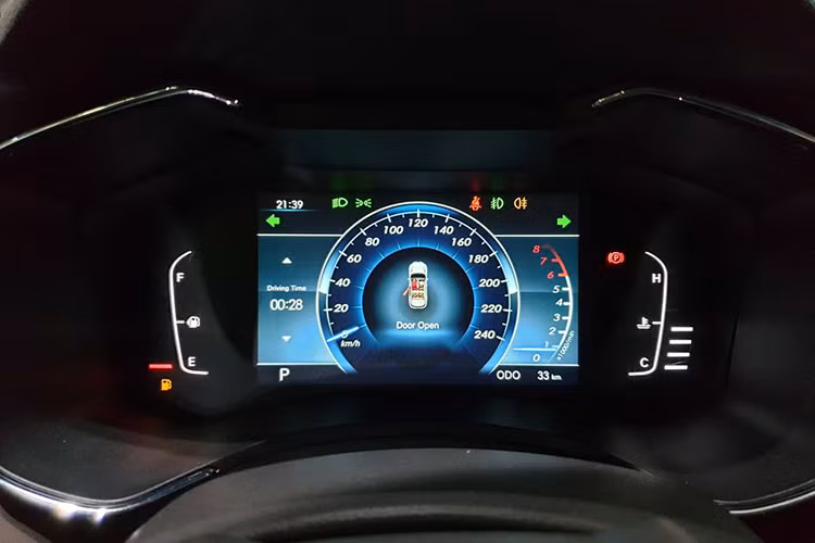 BAIC Q7 sở hữu danh sách hệ thống an toàn khá dài bao gồm: phanh chống bó cứng ABS, phân bổ lực phanh điện tử EBD, kiểm soát lực kéo TCS, cân bằng điện tử ESP, phanh điện tử, cảm biến áp suất lốp,...