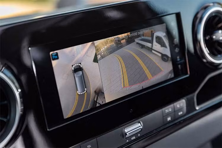 Vô-lăng 3 chấu thiết kế đa phương tiện được thừa hưởng từ dòng xe du lịch C-Class facelift và một màn hình hiển thị thông tin LCD màu.