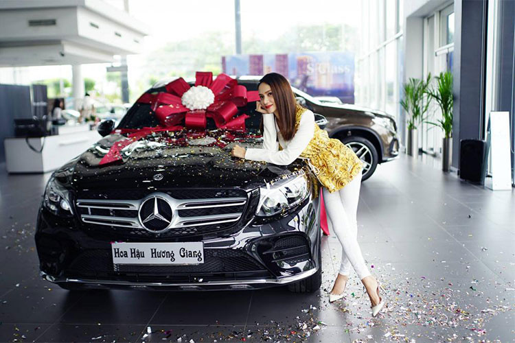 Vào ngày 15/6/2018 vừa qua, Hoa hậu Hương Giang đã xuất hiện tại một đại lý Mercedes-Benz ở Sài Gòn để nhận chiếc xe ôtô mới của mình. Chiếc xe mới của cô Hoa hậu này là mẫu Mercedes-Benz GLC 300 4Matic mới có ngoại thất màu đen sang trọng, với giá 2,2 tỷ đồng.
