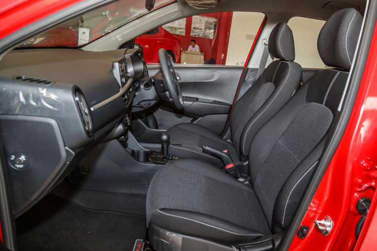 Phiên bản thấp hơn là Kia Morning KX 2019 cũng sẽ vẫn được trang bị cân bằng điện tử (ESP) và 6 túi khí an toàn. Hệ thống điều hòa trên xe được trang bị là dạng tự động một vùng. Hàng ghế sau có thể gập 60:40 gia tăng không gian chứa đồ...