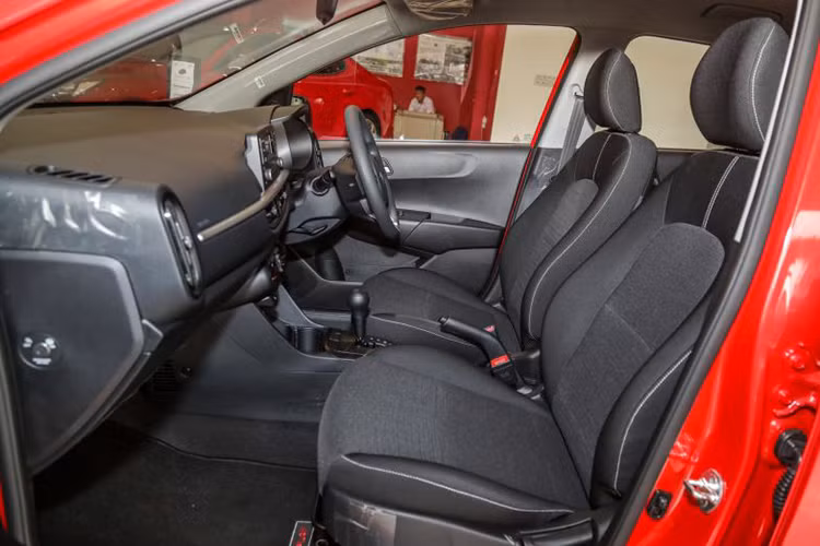 Phiên bản thấp hơn là Kia Morning KX 2019 cũng sẽ vẫn được trang bị cân bằng điện tử (ESP) và 6 túi khí an toàn. Hệ thống điều hòa trên xe được trang bị là dạng tự động một vùng. Hàng ghế sau có thể gập 60:40 gia tăng không gian chứa đồ...