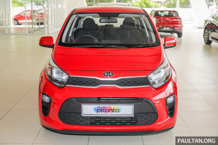 So với phiên bản cũ, Kia Morning 2019 nâng cấp đã có sự thay đổi nhẹ về thiết kế. Cụ thể ở phía trước, điểm khác biệt nhất là mặt ca-lăng được làm mới với lưới tản nhiệt và hốc đèn sương mù tách riêng. Trên bản -Line bổ xung khác biệt so với các phiên bản thông thường.