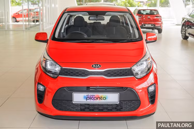 So với phiên bản cũ, Kia Morning 2019 nâng cấp đã có sự thay đổi nhẹ về thiết kế. Cụ thể ở phía trước, điểm khác biệt nhất là mặt ca-lăng được làm mới với lưới tản nhiệt và hốc đèn sương mù tách riêng. Trên bản -Line bổ xung khác biệt so với các phiên bản thông thường.