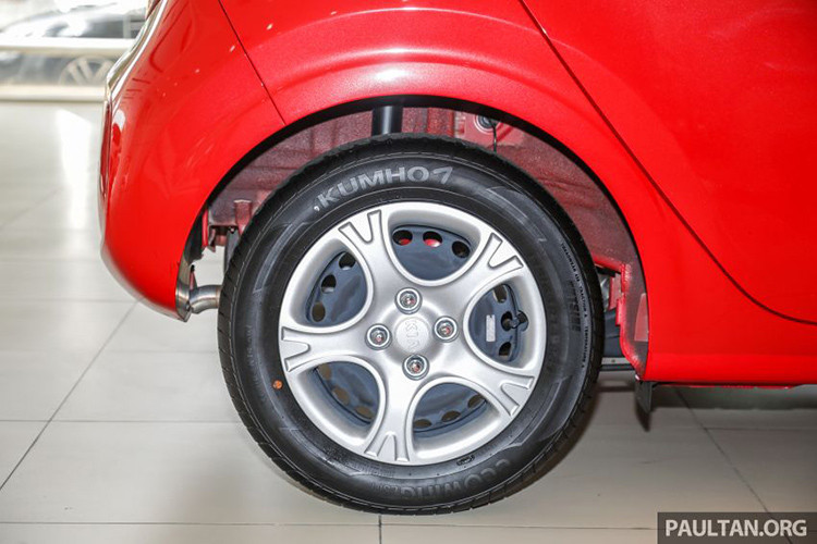 Xe vẫn sử dụng bộ lazang hợp kim 15-inch 5 chấu, phiên bản cao cấp X-Line 4 chấu kép bóng đẹp hơn, tay nắm cửa mạ chrome. Gương chiếu hậu được sơn đen, có tính năng gập/chỉnh điện và tích hợp đèn báo rẽ...