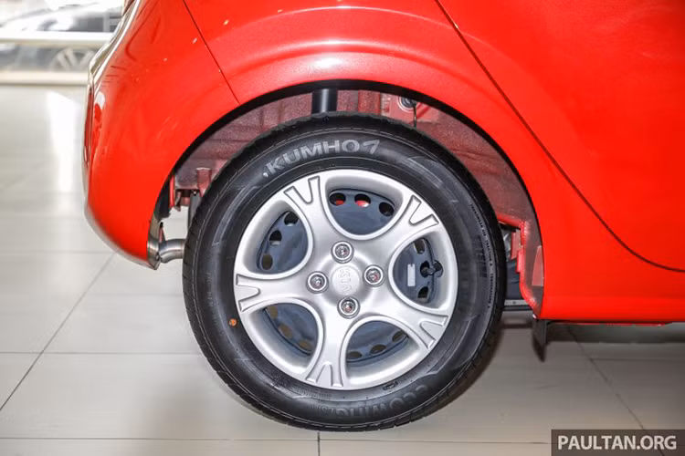 Xe vẫn sử dụng bộ lazang hợp kim 15-inch 5 chấu, phiên bản cao cấp X-Line 4 chấu kép bóng đẹp hơn, tay nắm cửa mạ chrome. Gương chiếu hậu được sơn đen, có tính năng gập/chỉnh điện và tích hợp đèn báo rẽ...