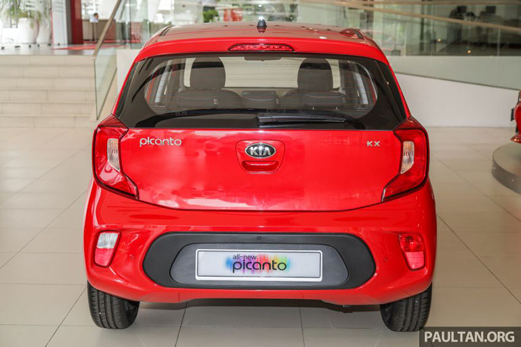 Đuôi xe được làm mới không nhiều so với phiên bản trước đây, đèn lùi cũng được chuyển từ dạng tròn sang hình chữ nhật, đuôi lướt gió được sơn màu đen tạo điểm nhấn. Cụm đèn hậu dạng LED 3 viền không thay đổi.