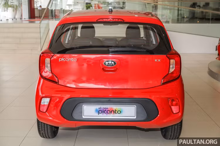 Đuôi xe được làm mới không nhiều so với phiên bản trước đây, đèn lùi cũng được chuyển từ dạng tròn sang hình chữ nhật, đuôi lướt gió được sơn màu đen tạo điểm nhấn. Cụm đèn hậu dạng LED 3 viền không thay đổi.