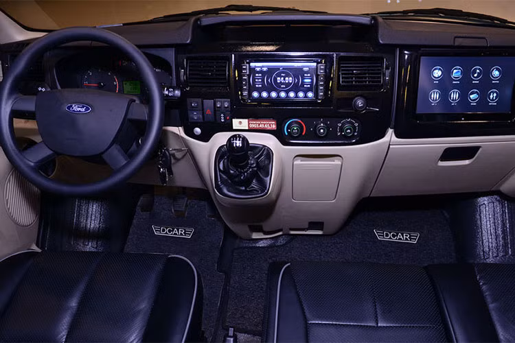 Với mục đích thiết kế dành riêng cho doanh nghiệp nên những tiện ích cực kỳ quan trọng đối với nhu cầu công việc hàng ngày đều được DCar trang bị đầy đủ như thiết bị phát sóng wifi 4G, cổng sạc USB, ổ điện 220V, hệ thống âm thanh Sony nhập khẩu chính hãng hay tủ lạnh để nước uống, hộc y tế và cả hộc đựng dung dịch vệ sinh tay…