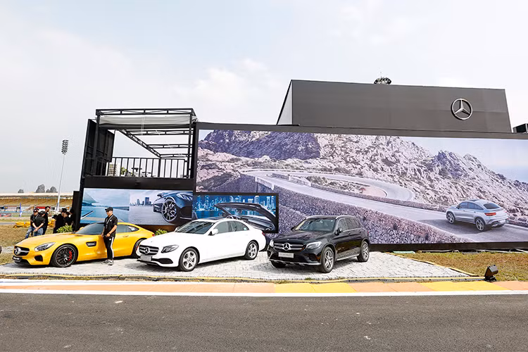 Học viện lái xe an toàn Mercedes-Benz (MBDA) ã trở nên quen thuộc với khách hàng trong nước sau 14 năm tổ chức. Sự kiện này không chỉ là nơi để nâng cao kỹ năng lái xe an toàn, mà còn là dịp để khách hàng lái thử các sản phẩm mới của thuong hiệu xe sang Mercedes-Benz.