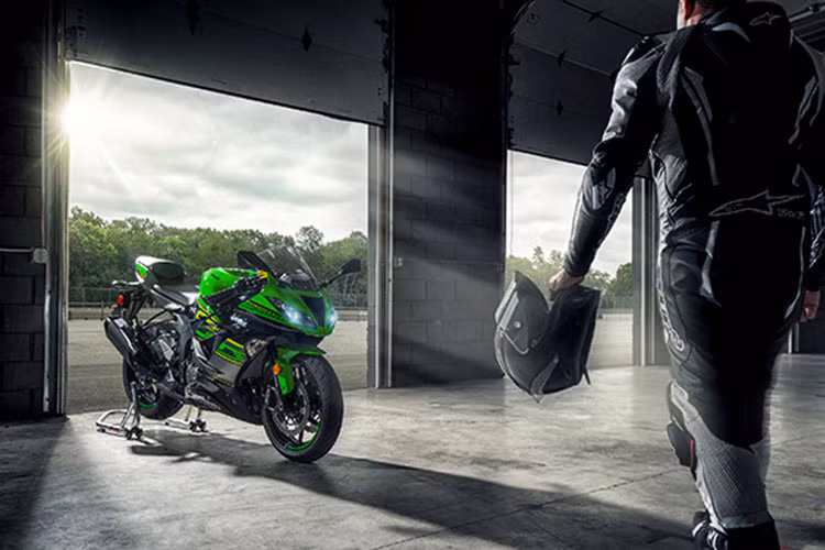 Có hình dáng tương tự như Ninja 400, chiếc xe sở hữu các đèn chiếu sáng và tín hiệu với thiết kế tương tự. Tuy nhiên trên Ninja ZX-6R mới này, đèn pha trước đã được Kawasaki nâng cấp lên công nghệ LED, trong khi quây gió 2 bên nhiều khe hơn và bình xăng 17 lít lớn, góc cạnh hơn.