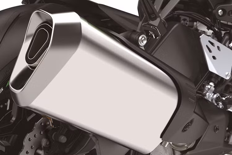 Hệ thống phanh của xe không có sự cải tiến rõ rệt khi vẫn sử dụng cặp heo trước Nissin 4 piston đối xứng, kẹp các đĩa đường kính 310mm đi kèm chống bó cứng bộ ABS thông minh KIBS với các chế độ sức mạnh khác nhau. Phía dưới là bộ ống xả của xe cũng đã được làm mới.