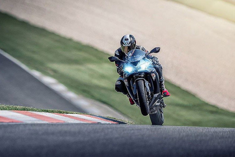 Mẫu xe này dự tính sẽ trình làng tại triển lãm EICMA 2018 được tổ chức vào tháng 11/2018 tại Ý. Xe sẽ được bán với 2 màu là xám và xanh truyền thống Kawasaki, giá Kawasaki ZX-6R 2019 khởi điểm từ 10.999 USD tại thị trường Mỹ (tương đương 256,4 triệu đồng).