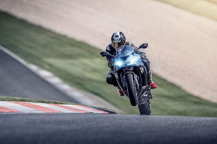 Mẫu xe này dự tính sẽ trình làng tại triển lãm EICMA 2018 được tổ chức vào tháng 11/2018 tại Ý. Xe sẽ được bán với 2 màu là xám và xanh truyền thống Kawasaki, giá Kawasaki ZX-6R 2019 khởi điểm từ 10.999 USD tại thị trường Mỹ (tương đương 256,4 triệu đồng).