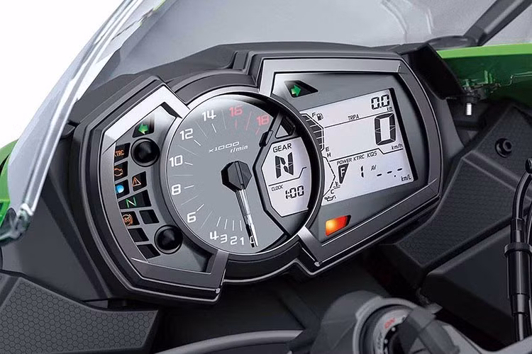 Ngay cả bảng đồng hồ của xe cũng được thiết kế gần như y hệt "đàn em" Ninja 400, chỉ khác màu giao diện và có thêm khu vực hiển thị chế độ lái. ZX-6R 2019 có trọng lượng ướt 196kg và sở hữu chiều cao yên 830mm.