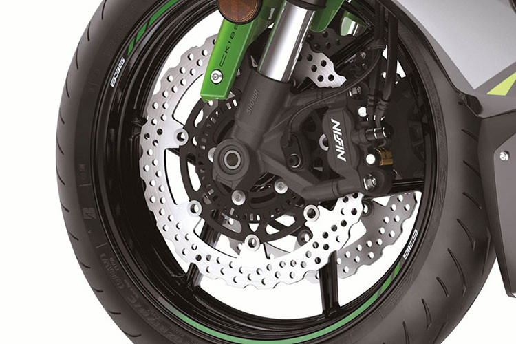 Ở phía trước, Kawasaki đã trang bị cho ZX-6R dàn phuộc USD đường kính ti trong 41mm Showa SFF-BP với khả năng điều chỉnh được hoàn toàn các thông số như độ cứng, độ nảy và tải trọng. Tương tự, phuộc sau cũng điều chỉnh toàn phần, nhưng là loại monoshock với điểm kết nối dưới gắp Uni Trak do Kawasaki thiết kế.