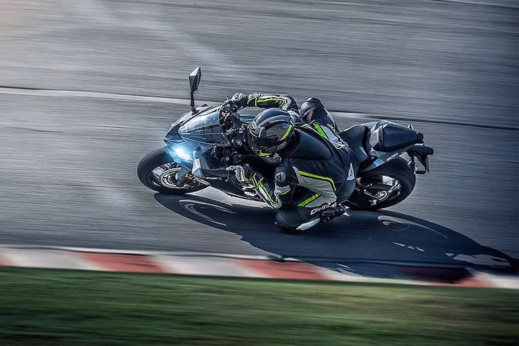 Kawasaki ZX-6R 2019 cũng được bổ sung khá nhiều so với trước. Đầu tiên, hỗ trợ kiểm soát động cơ nay có thêm hệ thống điều khiển lực kéo KTRC với 3 chế độ lái khác nhau và bộ ly hợp chống khóa bánh khi dồn số gấp (slipper clutch). Tay côn xe cũng nhẹ hơn do có trợ lực, trong khi hộp số 6 cấp có tỷ số truyền được sắp xếp lại để tạo cảm giác "bốc" hơn ở các số thấp và bổ sung hệ thống sang số nhanh chiều lên.