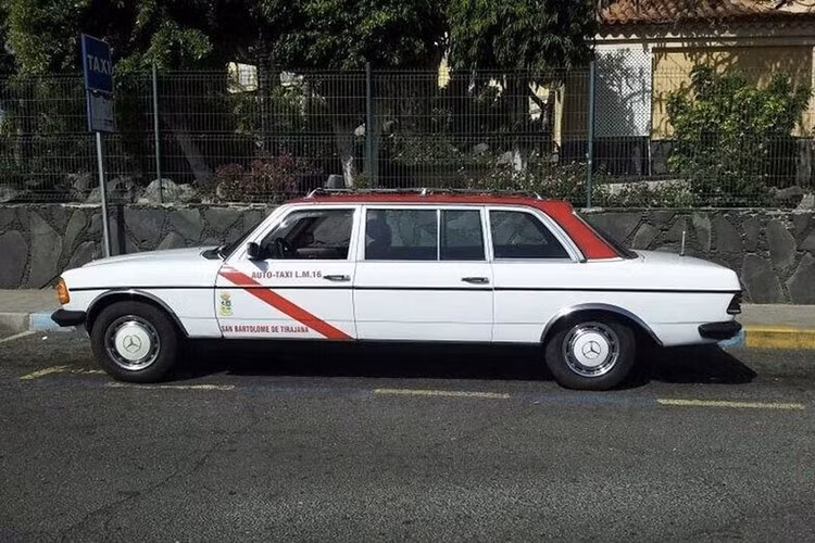 Tính đến nay, quãng đường đo được trên ODO của chiếc Mercedes-Benz 240D chạy hơn 7 triệu km. Theo Tenerife News, chiếc Mercedes-Benz 240D được sử dụng trong 3 ca liên tục, mỗi ca 8 giờ. Như vậy, chiếc sedan này phải di chuyển khoảng 700km mỗi ngày, suốt từ năm 1988 đến nay.