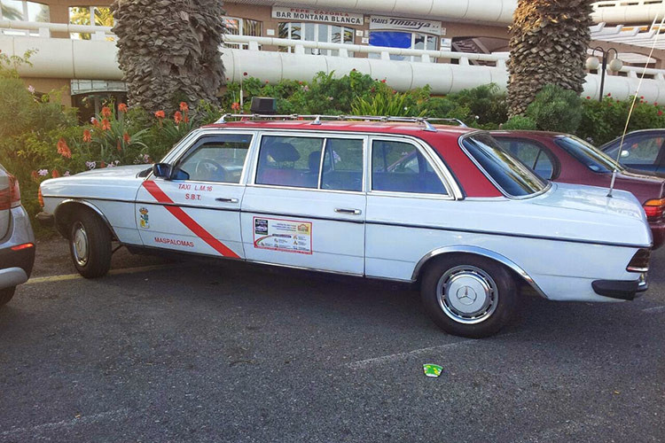 Với tần suất hoạt động dày đặc, chiếc Mercedes-Benz cần phải thay dầu mỗi tuần, tương đương tổng cộng 52 lần thay dầu mỗi năm. Bên cạnh đó, động cơ của xe cũng phải được kiểm tra sau mỗi một triệu km vận hành. Thậm chí ở thời điểm hiện tại, chủ xe đã phải tiến hành thay thế một động cơ mới cho chiếc taxi này.