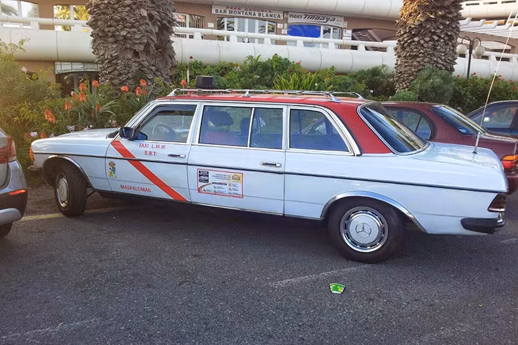 Với tần suất hoạt động dày đặc, chiếc Mercedes-Benz cần phải thay dầu mỗi tuần, tương đương tổng cộng 52 lần thay dầu mỗi năm. Bên cạnh đó, động cơ của xe cũng phải được kiểm tra sau mỗi một triệu km vận hành. Thậm chí ở thời điểm hiện tại, chủ xe đã phải tiến hành thay thế một động cơ mới cho chiếc taxi này.