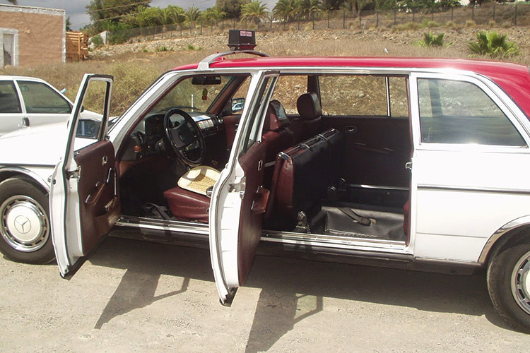 Năm 2008, ông Dominguito - chủ nhân ban đầu của chiếc xe, đã quyết định tặng lại chiếc Mercedes-Benz 240D cho con trai mình. Tại thời điểm đó, odo của chiếc taxi này đã lên đến 3,7 triệu km. Để có thể tiếp tục phục vụ khách hàng, chiếc sedan đã được thay mới hoặc nâng cấp một số bộ phận, bao gồm ghế lái, vô lăng và ghế ngồi của hành khách.