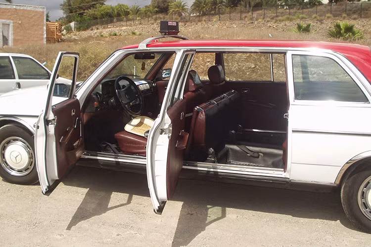 Năm 2008, ông Dominguito - chủ nhân ban đầu của chiếc xe, đã quyết định tặng lại chiếc Mercedes-Benz 240D cho con trai mình. Tại thời điểm đó, odo của chiếc taxi này đã lên đến 3,7 triệu km. Để có thể tiếp tục phục vụ khách hàng, chiếc sedan đã được thay mới hoặc nâng cấp một số bộ phận, bao gồm ghế lái, vô lăng và ghế ngồi của hành khách.