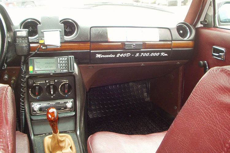 Thân xe cũng được gia cố để tránh hư hỏng do phải chịu áp lực liên tục từ tần suất hoạt động cao. Không chỉ vậy, hệ thống phanh của xe còn được nâng cấp từ phụ tùng của một mẫu Mercedes hiện đại hơn. Ngoài ra, chủ xe còn chuẩn bị sẵn một động cơ khác để thay thế khi cần thiết.