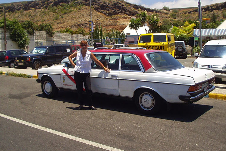 Ở trạng thái nguyên bản, chiếc Mercedes-Benz 240D chạy taxi này được trang bị động cơ diesel 4 xy-lanh dung tích 2.4L sản sinh công suất tối đa 71 mã lực, mô-men xoắn cực đại 137 Nm, đi kèm hộp số sàn 5 cấp.