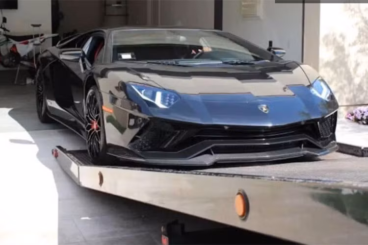 Theo tờ New York Times, người đàn ông có tên Mustafa Qadiri (38 tuổi) bắt đầu nhận khoản vay hỗ trợ các doanh nghiệp nhỏ trong giai đoạn đại dịch Covid-19 bùng phát của chính phủ Mỹ từ hồi cuối tháng 5 năm ngoái. Đây là khoản vay không hoàn lại nhằm hỗ trợ các doanh nghiệp nhỏ duy trì hoạt động cơ bản trong giai đoạn khó khăn vì đại dịch Covid-19. Đến đầu tháng 6/2020, người đàn ông này đã có trong tay khoản vay gần 5,1 triệu USD.