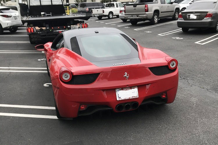 Ngoài ra, Qadiri còn bị cáo buộc là vung tiền cho những "chuyến nghỉ dưỡng xa hoa". Lực lượng chức năng cũng tịch thu 2 triệu USD trong tài khoản ngân hàng của Qadiri.